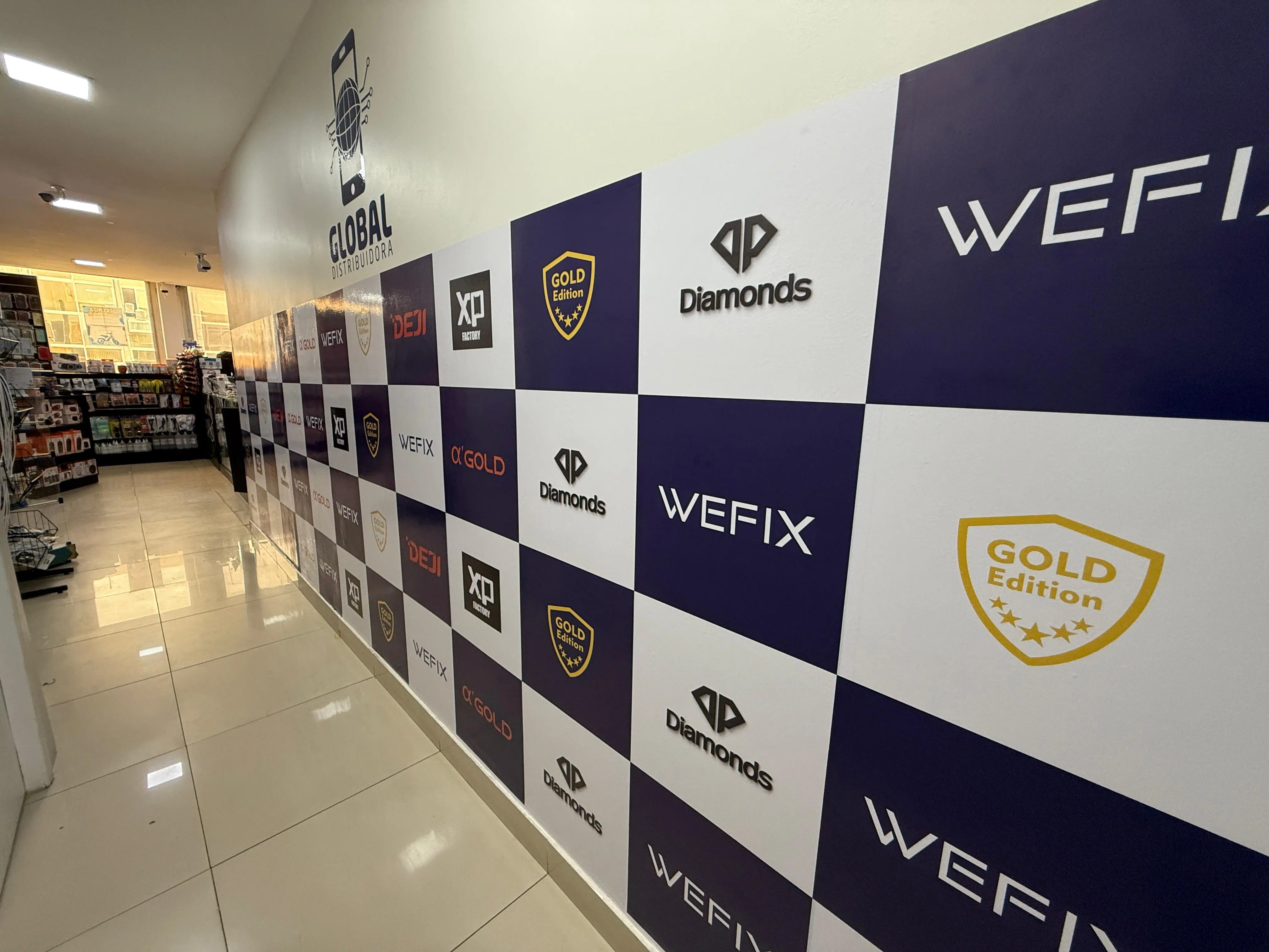 Cliente satisfeito da Global Distribuidora em sua loja